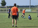 Laatste training S.K.N.W.K. JO8-1 (partijtje tegen de ouders) van maandag 2 juni 2025 (7/123)